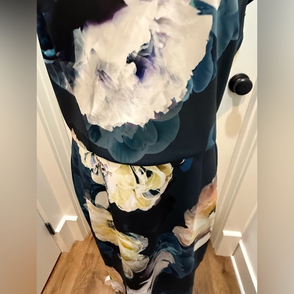 Betsy Johnson. Black Magnolia Sheath Dress. Size 12. - Picture 6 of 9